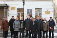 Возложение цветов к памятной доске академика Н.П. Лавёрова