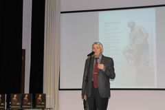 Выступает автор Виталий Доценко