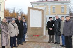 Участники шахматного турнира у памятного знака Ломоносову