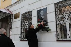 Возложение цветов к памятной доске академика Н.П. Лавёрова