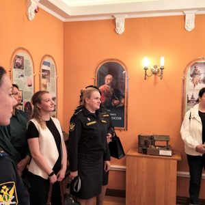 Коллектив судебных приставов познакомился с историей Ломоносовского дома